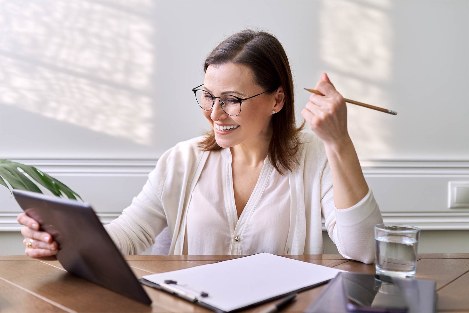 Woman Teacher Mentor Psychologist Looking At Web